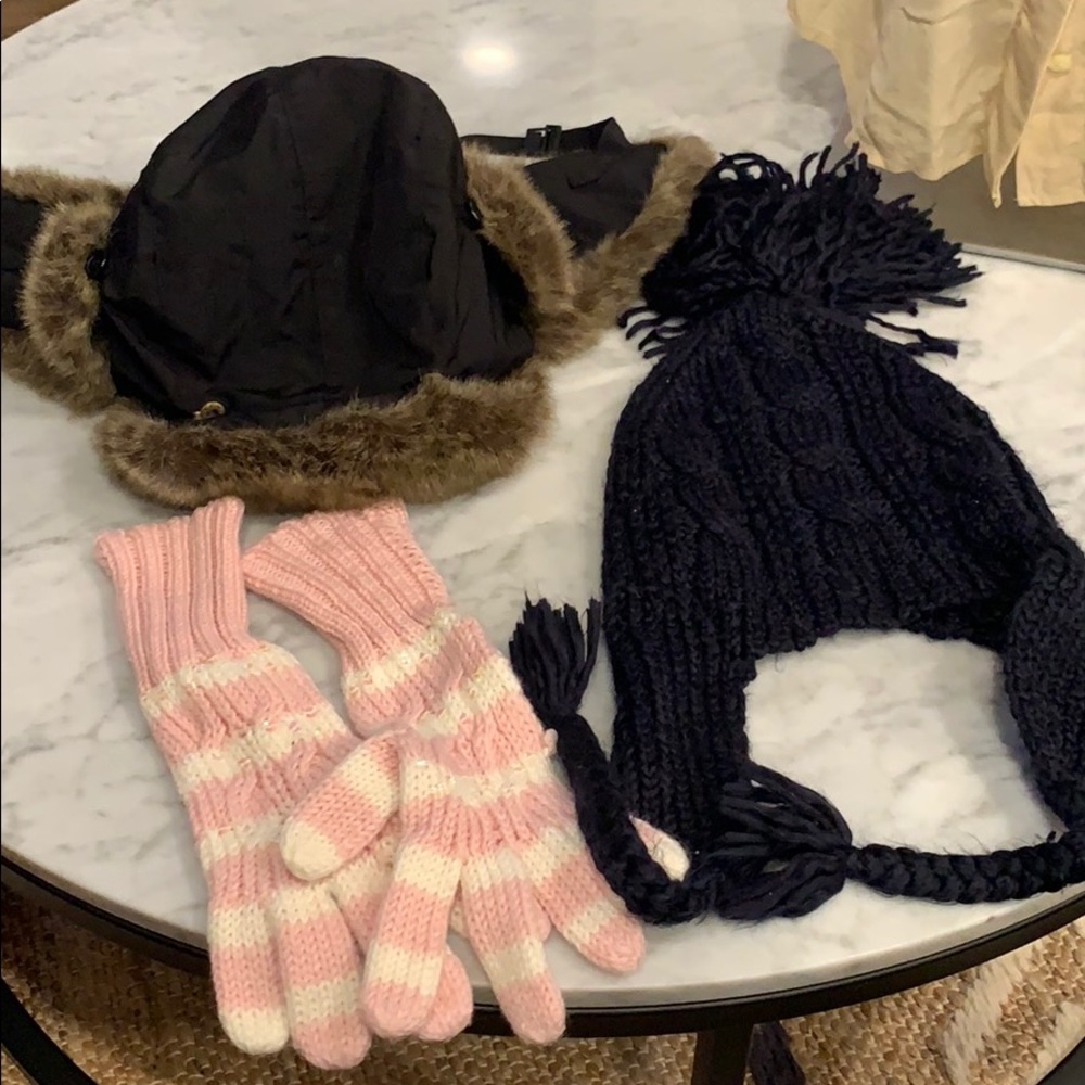 Gap 2 hats and 1 pair of gloves